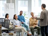 Man geeft uitleg aan een groep mensen.